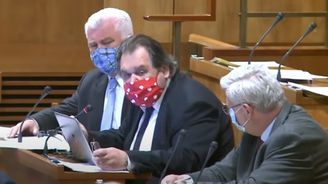 Cca 80 lidí denně umírá na rakovinu, ale všichni šílí z covidu. Šířit strach je hloupé, říká onkolog Žaloudík Cca 80 lidí denně umírá na rakovinu, ale všichni šílí z covidu. Šířit strach je hloupé, říká onkolog Žaloudík