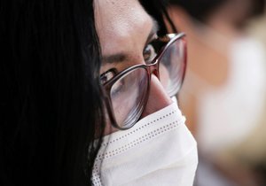 Žena chránící se před koronavirem v Bolívii (4. 3. 2020)