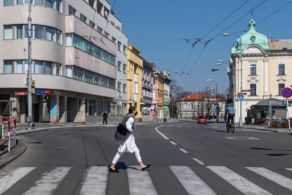 Lidé nyní v ČR žijí pod rouškou. Platí totiž zákaz vycházení bez zakrytí nosu a úst