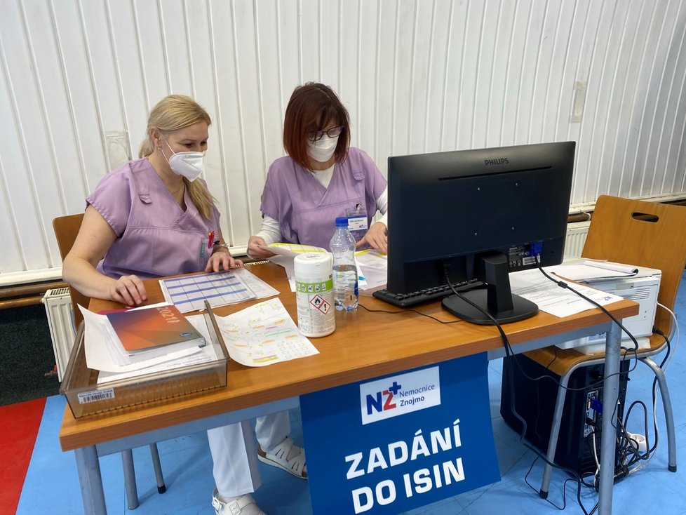 Ve Znojmě začali testovat vlastní očkovací centrum pro 500 lidí denně. Vzniklo za tři dny ve sportovní hale.