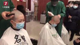 Zdravotní sestry si před ošetřováním ve Wu-chanu často holí hlavy. Chtějí tak předejít šíření nákazy.