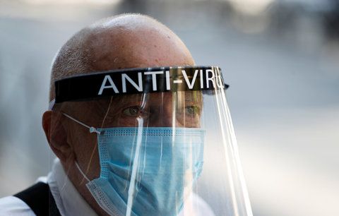 Pandemie u lidí vyvolává fobii z doteku. „Prohlubuje i hypochondrii,“ říká psychiatr