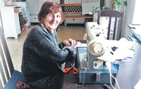 Ludmila Klaudová (100) z Veselí nad Moravou šije na svém letitém šicím stroji roušky.
