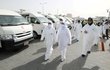 Lékaři v ochranném obleku v Bahrajnu