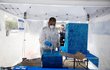 Kvůli hrozícímu riziku nákazy koronavirem se dnešních voleb v Izraeli týkají speciální hygienická opatření (2. 3. 2020)