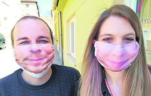 Michal z Vyškovska přišel s úsměvným zlepšovákem roušek: Nasaďte si vlastní obličej