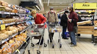 Doba vyhrazená pro nákupy seniorů se každý den mění. Chceme je držet v ostražitosti a napětí, tvrdí Babiš