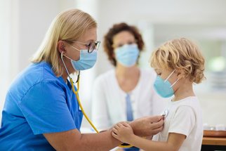 Koronavirus u dětí: Příznaky, průběh, léčba a komplikace