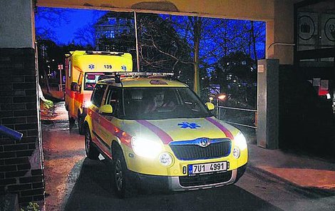 Převoz nakaženého pacienta z Ústí nad Labem. Lékařský vůz doprovázel převozovou sanitku.