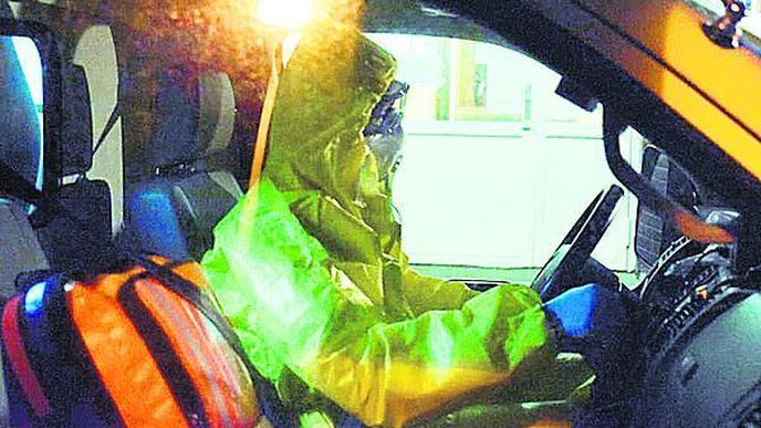 Řidič sanitky byl oděn podle předpisů. Řidič sanitky byl oděn podle předpisů.