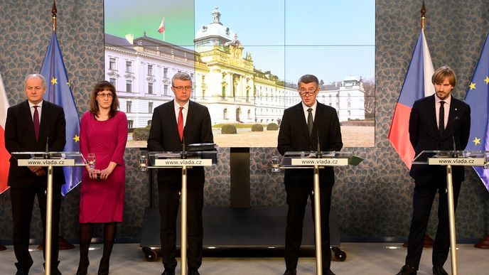 Zleva náměstek ministra zdravotnictví Roman Prymula, hlavní hygienička Eva Gottvaldová, ministr průmyslu a obchodu a ministr dopravy Karel Havlíček, premiér Andrej Babiš a ministr zdravotnictví Adam Vojtěch