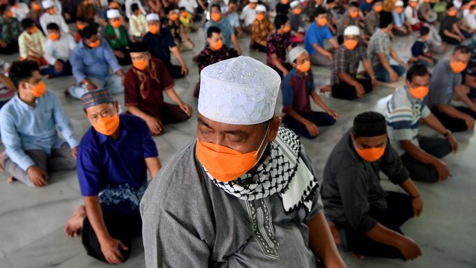 Modlitba v indonéské mešitě