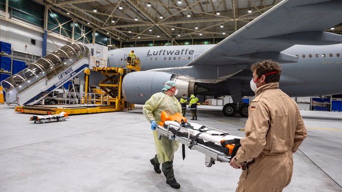 Speciální airbus německé Luftwaffe přepravuje nemocné koronavirem.