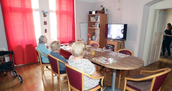 Paradox: mnozí senioři se v zařízeních sociální  péče možná cítí  „odříznuti“ od  příbuzných,  ukazuje se však, že teď v nich  jsou v bezpečí.