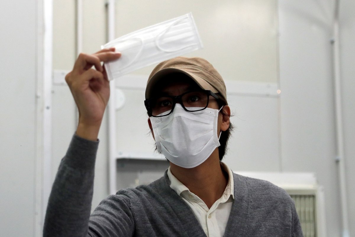 V hongkongské továrně na obličejové roušky se zaměstnanci nezastaví