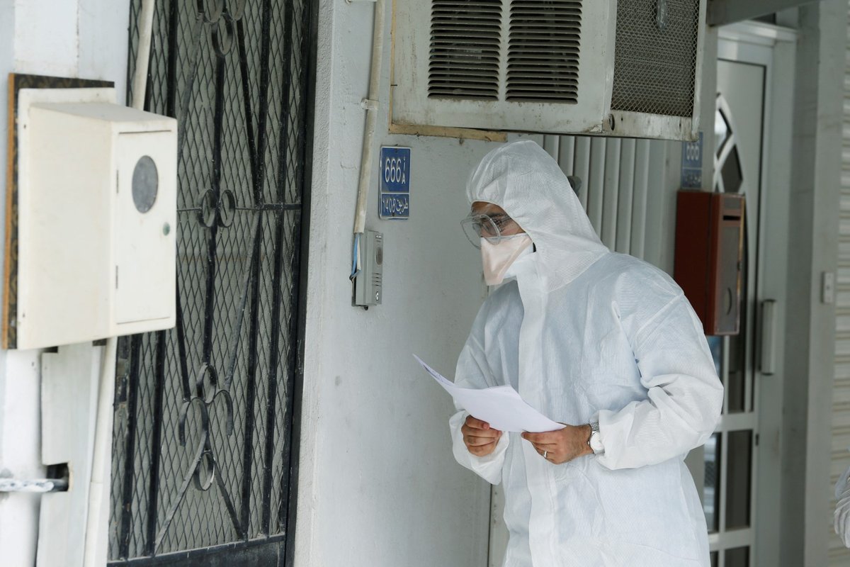 Lékař v ochranném obleku v Bahrajnu