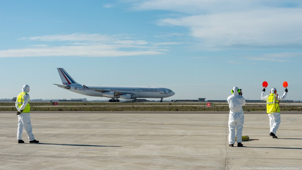 Letadlo s evakuovanými Francouzi z Číny dorazilo do Evropy. (1.2.2020)