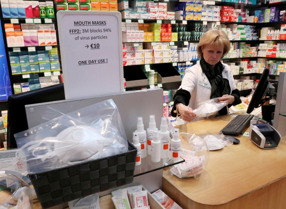 Lékárna poblíž belgického Bruselu nabízí roušky přímo u pokladny