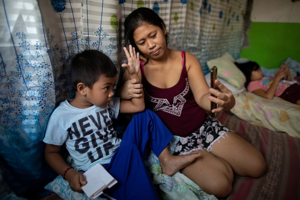 Koronavirus na Filipínách: Žáci zahájili distanční výuku.