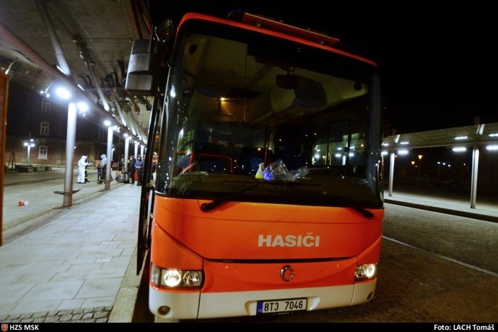 Hasičský záchranný sbor Moravskoslezského kraje zajistil převoz celkem 12 českých občanů, kteří se vraceli ze zahraničí.