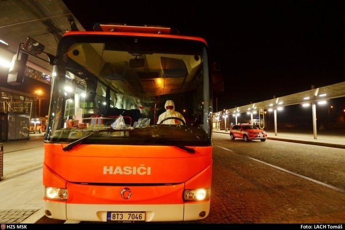 Hasičský záchranný sbor Moravskoslezského kraje zajistil převoz celkem 12 českých občanů, kteří se vraceli ze zahraničí.