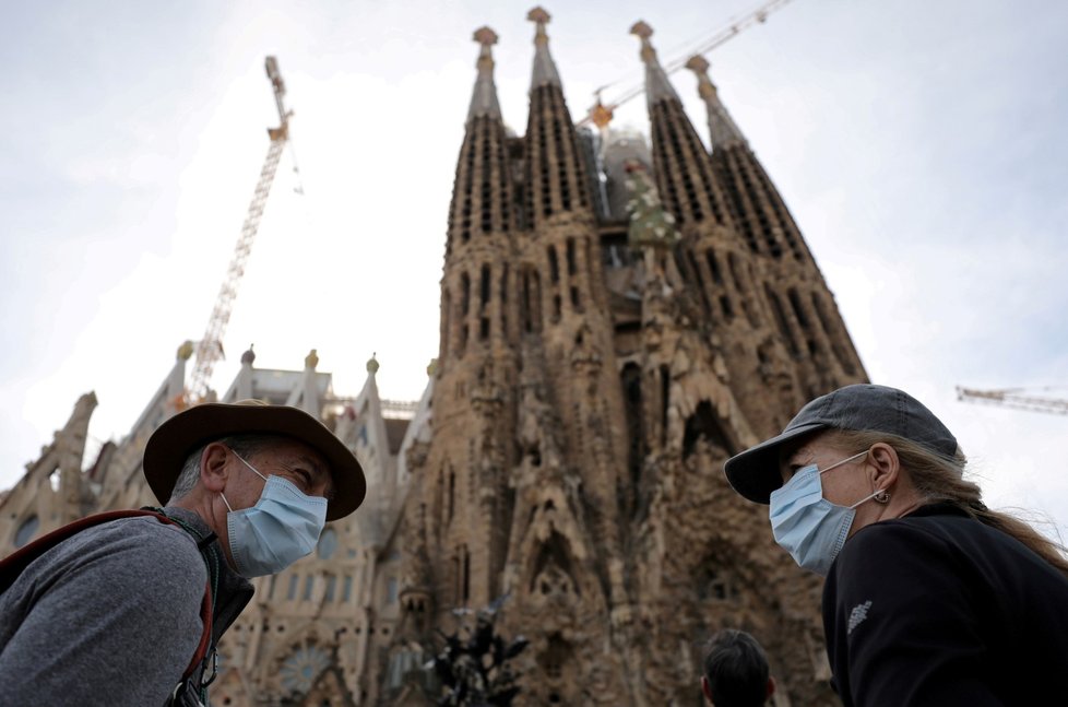 Španělsko kvůli šíření koronaviru v noci ze čtvrtka na dnešek izolovalo 70.000 obyvatel čtyř katalánských obcí.