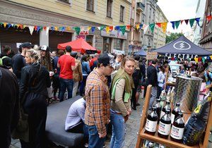 Takto to v Krymské ulici vypadalo loni. Festival navštívilo 15 tisíc lidí.