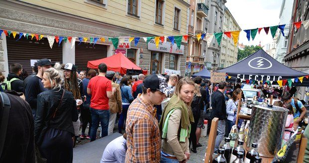 Pražští hipsteři znovu pláčou: Po barech na náplavce se ruší Korso Krymská! Ulici čeká oprava