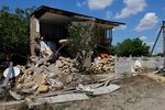 Zničené domy v obci Korsunka v Chersonské oblasti