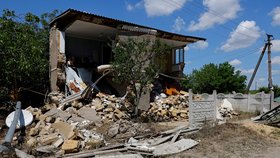 Zničené domy v obci Korsunka v Chersonské oblasti (17. 6. 2023)