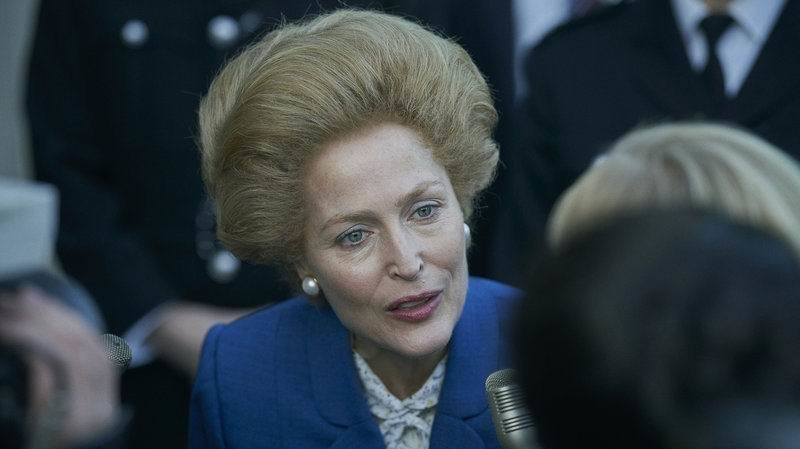 Britská premiérka Margaret Thatcherová v Koruně v podání hvězdy seriálu Akta X Gillian Anderson