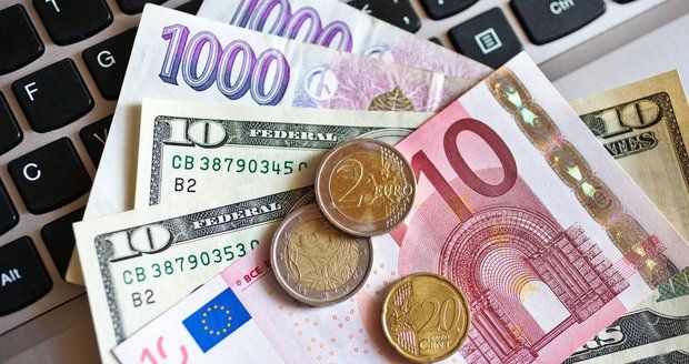 Euro za 25 korun, dolar za „dvacku“. Česká měna je nejsilnější za pět let