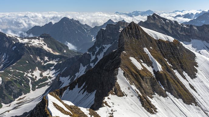 Výhled z nejvyšší hory Lichtenštejnska na ostrý hřeben pohoří Rätikon v Alpách