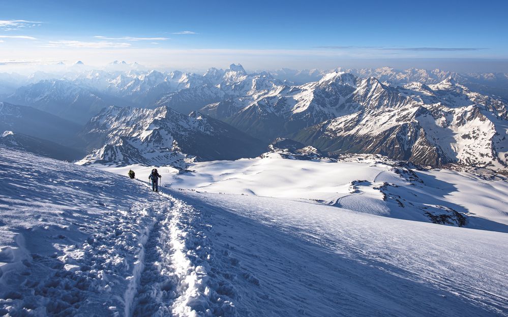 Pohled na gruzínské štíty a traverz v 5000 metrech směrem na Elbrus