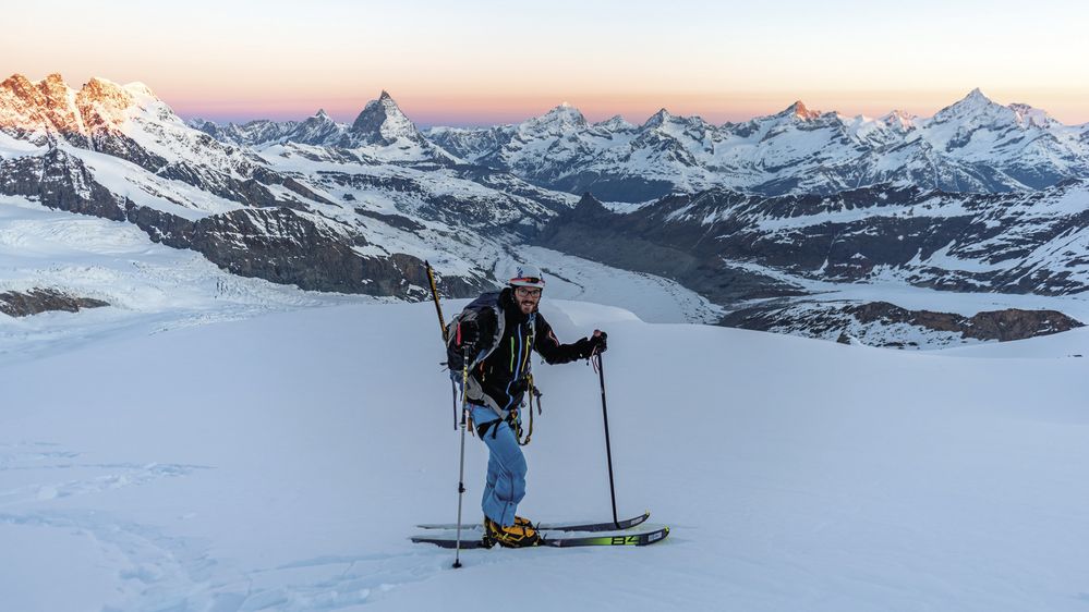 První ranní paprsky osvětlují Matterhorn při výstupu na Dufourspitze. Poznáte mimochodem, co držím v levé ruce?