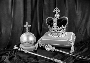 Koruna svatého Eduarda, Královské jablko, panovnická žezla Velké Británie a Panovnický prsten Velké Británie
