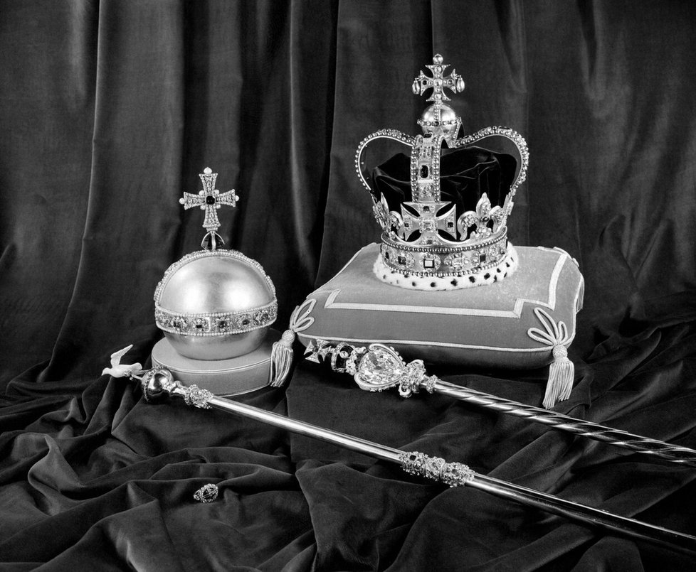 Koruna svatého Eduarda, královské jablko a panovnická žezla Velké Británie