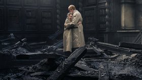 Seriál Koruna (The Crown) sleduje politické soupeření a osobní životy za vlády královny Alžběty II. a události, které určovaly dějiny druhé poloviny 20. století.