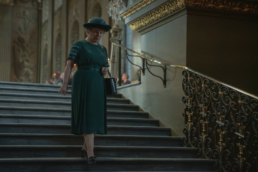 Seriál Koruna (The Crown) sleduje politické soupeření a osobní životy za vlády královny Alžběty II. a události, které určovaly dějiny druhé poloviny 20. století.