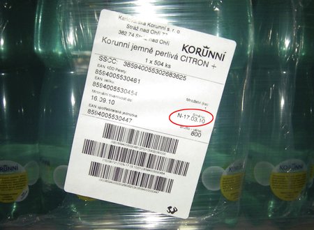 Etikety na balících vod s datem výroby a směnou: N-17. 3. 2010