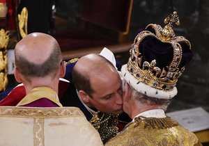 William políbil svého otce, krále Karla III. na tvář