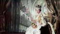 Královna Alžběta II. v den své korunovace. Na hlavě má koruna svatého Edwarda, v ruce drží panovnické žezlo s křížem