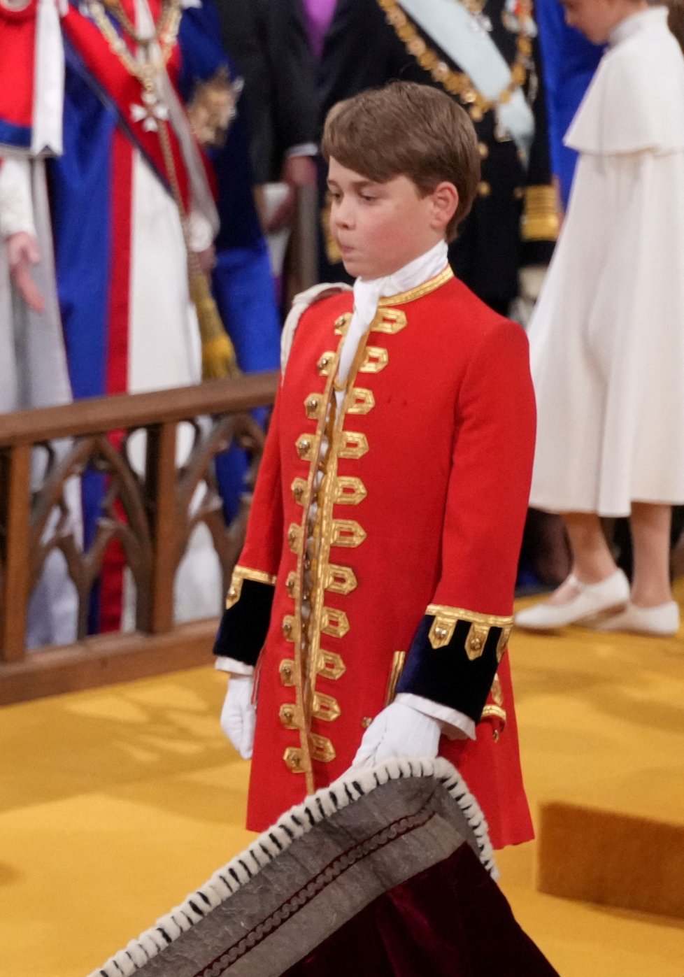 Korunovace krále Karla III.: Princ George mezi pážaty