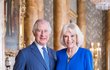 Pro nejnovější oficiální fotografie Charles a Camilla pózovali v Modrém pokoji Buckinghamského paláce v dubnu 2023.