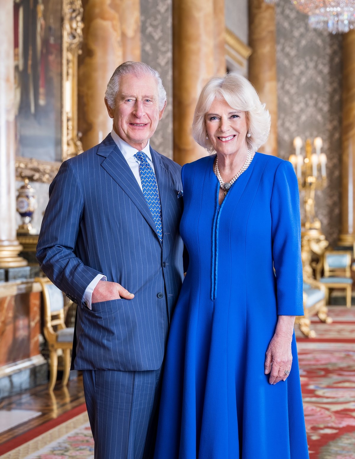 Pro nejnovější oficiální fotografie Charles a Camilla pózovali v Modrém pokoji Buckinghamského paláce v dubnu 2023.