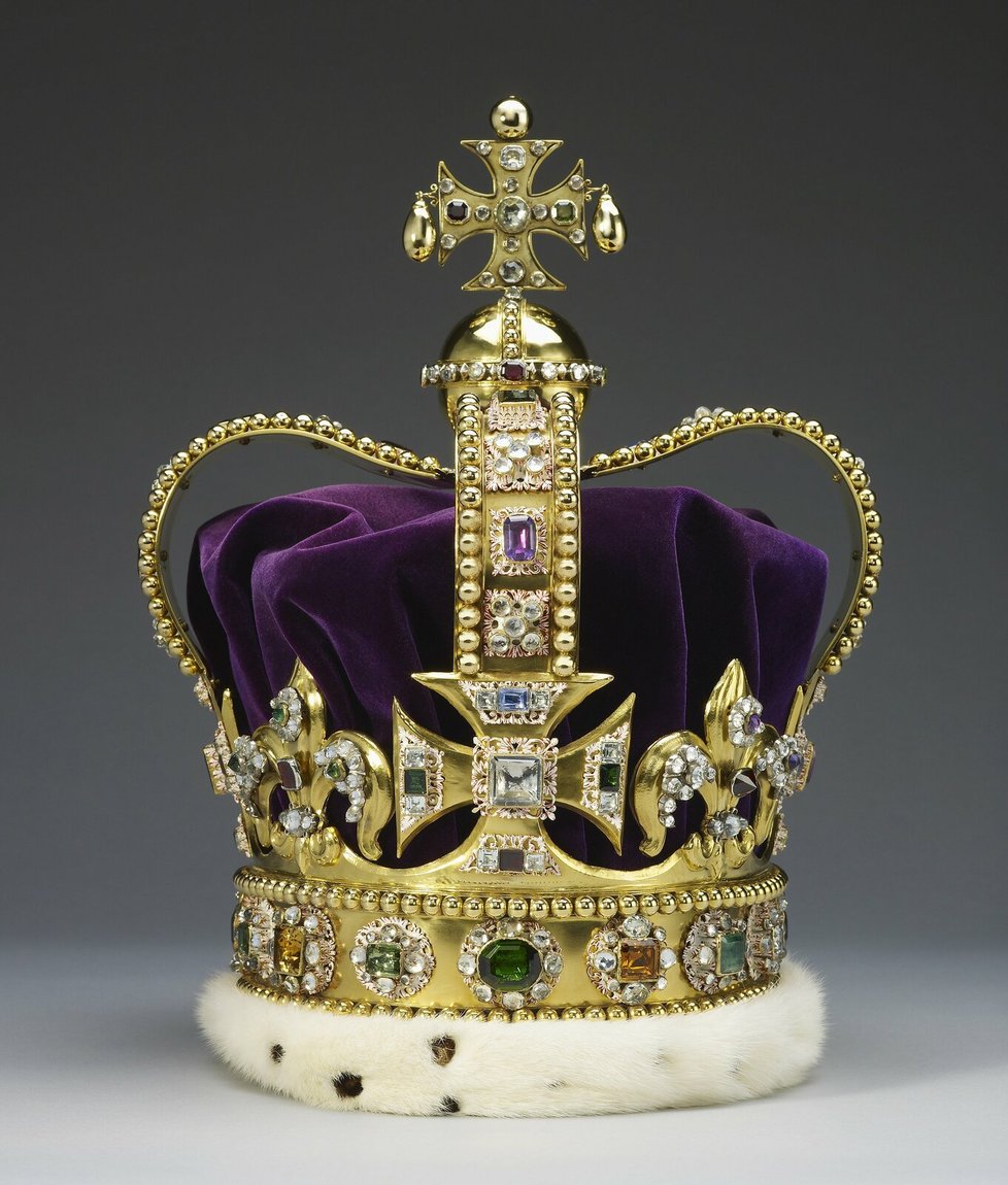 Podle tradice bude král Karel III. nosit korunu svatého Eduarda, až bude oficiálně prohlášen za krále během své korunovace. Bude to poprvé a naposledy, kdy bude mít Karel na hlavě právě tuto korunu. Je vyrobena z ryzího zlata a váží pět kilogramů a obsahuje 444 drahých kamenů, včetně rubínů, safírů, granátů a turmalínů.