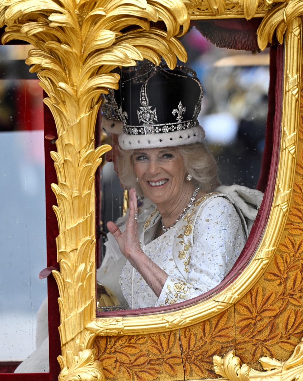Korunovace krále Karla III.: Camilla v kočáře cestou do paláce