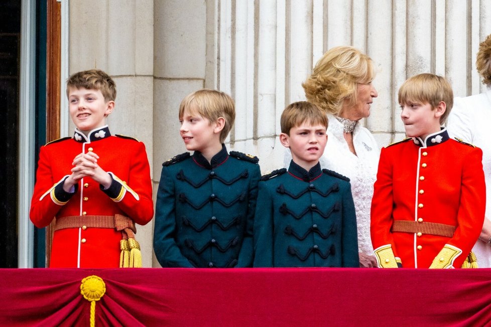 Královnu Camillu doprovodila její rodina.