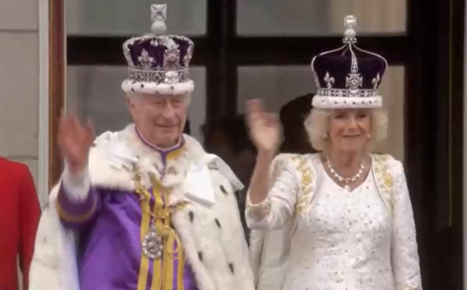 Král a královna se po korunovaci ukázali na balkoně.