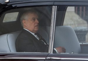 Princ Andrew dorazil do Buckinghamského paláce.